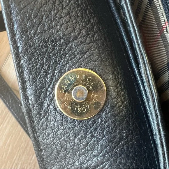 BURBERRY Black Leather Shoulder Bag with Gold Accents and Nova Check interior - Picture 10 of 12